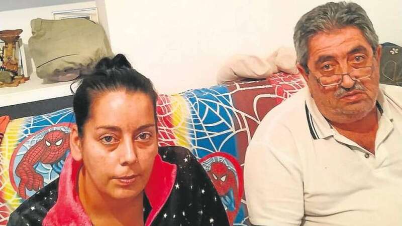 Amanda Cruz, junto a su padre Santiago Cruz, en la vivienda familiar de La Herradura. En la misma también convive su hijo, de 12 años, y el único ingreso es la pensión de Santiago (Foto C7)